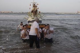 Los hombres de Corea sacan a la virgen del mar
