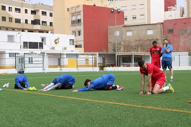 El presidente de la U.D. Melilla sigue las evoluciones de los jugadores en la pretemporada