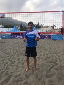 Stefano Nassini ya posa con la camiseta de calentamiento del Club Voleibol Melilla