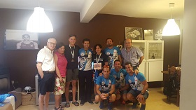 Los corredores melillenses le entregaron a los familiares de David Kala una placa y camisetas del Club Trail Running Melilla