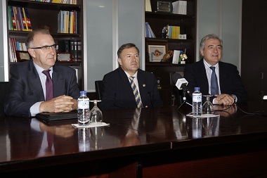 En la imagen, José Suárez Tascón, Juan Rafael Benítez y Jesús Barroso atendiendo a los medios