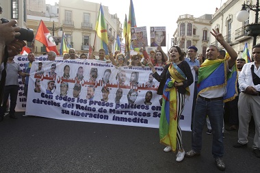 Decenas de personas participan en la primera marcha de Melilla a favor de Alhucemas