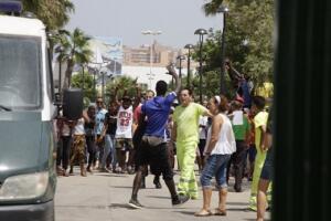 Fueron trasladados al Centro de Estancia Temporal de Inmigrantes (CETI), donde hubo escenas de alegría y júbilo tras la llegada de los rescatados