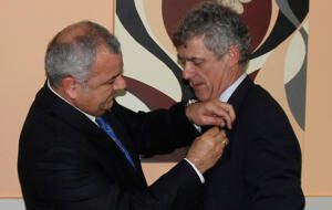 Diego Martínez impone la insignia de oro y brillantes de la Federación de Melilla a Ángel María Villar (Archivo)