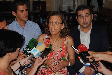 Los diputados Gloria Rojas (PSOE), Rachid Bussian (CPM) y Luis Escobar (Cs)