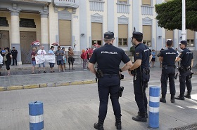La concentración se convocó frente a las puertas del Palacio de la Asamblea de Melilla