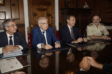 Imagen de la reunión entre la Ciudad Autónoma, representada por Imbroda, y el secretario de Estado de Defensa, Agustín Conde
