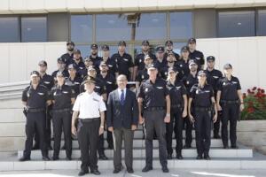 De los 25 alumnos policía que se incorporaron ayer a la plantilla de la Jefatura Superior de Melilla, 19 son varones y seis mujeres. Sólo dos son originarios de Melilla