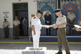 El coronel Peñas entrega el nombramiento al subteniente Lozano