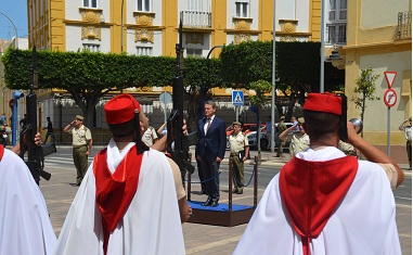 Un piquete de Regulares le recibe a su llegada a Melilla