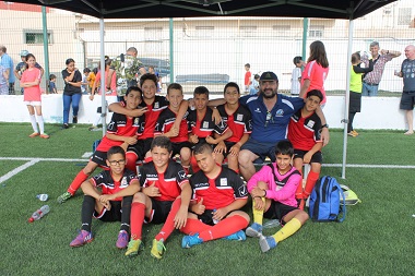 José Luis Torrecilla, prresidente del Gimnástico Melilla, junto a sus jugadores