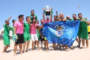 Los jugadores del Melistar C.D. alzan la copa que les acredita como campeones de la Liga Nacional de Fútbol Playa