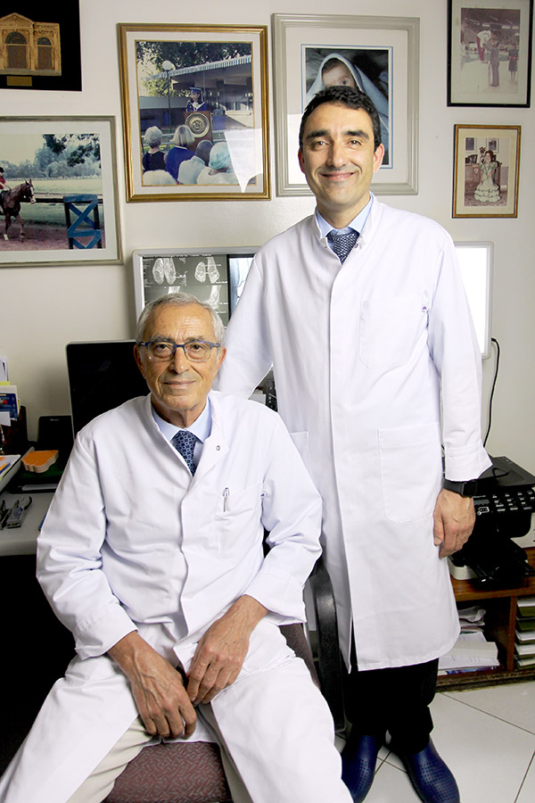 Abdelouahed Ismael Mestassi (sentado) con su hijo, el también médico Farid Ismael Abad