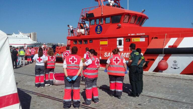 Cruz Roja atendió a los ocupantes de la patera en Málaga
