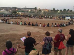 La “cadena del silencio” en Melilla a la puerta del CETI en la que participaron 500 personas de “Abriendo Fronteras”