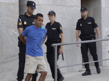 Momento en el que el agresor es sacado ayer de los juzgados para ser llevado al Centro Penitenciario de Melilla