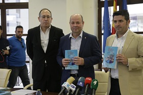 Pérez Castro, Conesa y Montero durante la presentación de un libro