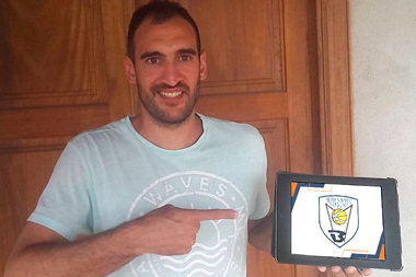 El jugador del Melilla Baloncesto con una tablet con el escudo del decano