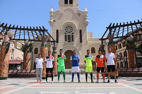 Los jugadores de la U.D. Melilla posan frente a la Iglesia del Sagrado Corazón de Jesús
