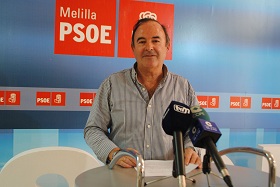 El diputado socialista, Francisco Vizcaíno, en rueda de prensa