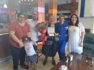 Homenaje sorpresa a Reme, la lotera, por su gran apoyo