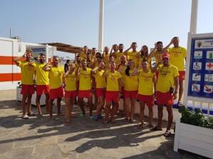 Los socorristas de nuestras playas hacen la señal de la campaña “OjoPequeAlAgua”
