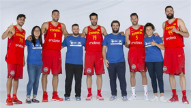Imagen de los voluntarios con los jugadores de la Selección Española