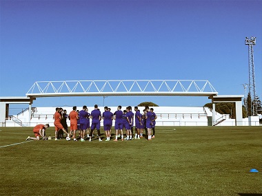 Sobre el césped del campo de fútbol de Benalup