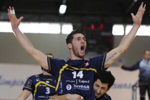 Castellano es abrazado por Stefano Nassini, también nuevo jugadore del Club Voleibol Melilla
