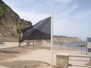 Es la primera vez que se iza en una playa de Melilla la bandera negra, que prohíbe el paso