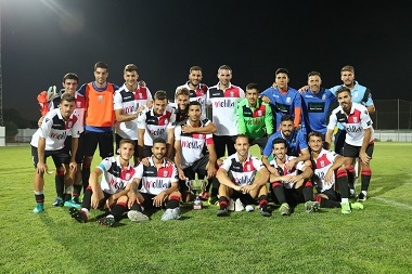 Los jugadores de la U.D. Melilla posan con la copa de campeones del II Torneo de Benalup