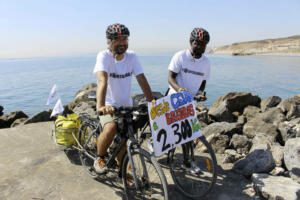 David y Loumkoua realizan el proyecto 'De la frontera al corazón' con su marcha en bici