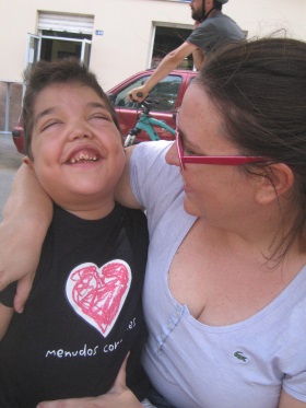 El pequeño José, de cuatro años, sonríe en los brazos de su madre Vanessa