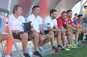 El entrenador de la U.D. Melilla, siguiendo las evoluciones de sus jugadores, en el encuentro disputado en Benalup ane el Cádiz C.F.