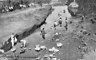 Soldados lavando su ropa en el Río de Oro a comienzos del siglo XX