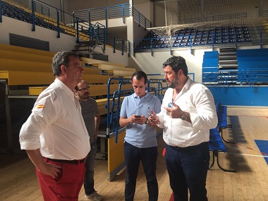 El consejero de Deportes visitó ayer el Pabellón Javier Imbroda, junto a Francisco Pino y Alfonso Gómez