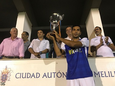 Mahanan, capitán de la U.D. Melilla, levanta la Copa de campeón del III Torneo Norteafricano