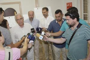 Imbroda muestra en su teléfono móvil la grabación de una de las “arengas incendiarias” de “uno de los adláteres de CPM” en los barrios periféricos por la polémica de los borregos