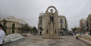 El año pasado se eliminaron del monumento Héroes de España los símbolos franquistas que exhibía desde su instalación hace décadas junto a la avenida principal de la ciudad, aprovechando la remodelación de la plaza en la que está ubicado