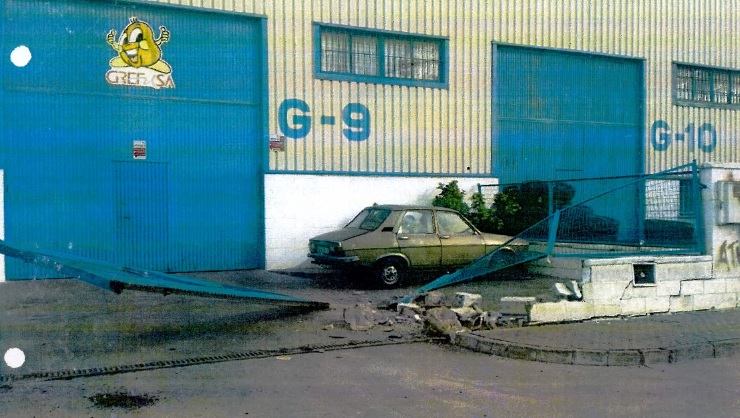 El choque fue de tal magnitud, que provocó el derribo del muro, la puerta y el vallado de la nave industrial, ubicada en la calle Amapola del Polígono Sepes