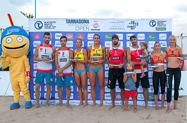 Foto de familia de los finalistas, tanto en masculino como en femenino, de la quinta prueba Madison Beach Volley Tour, disputada el pasado fin de semana en Tarragona