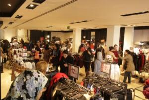 En la imagen, melillenses de compras en comercios del centro de la ciudad