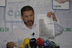 Mustafa Aberchán muestra el documento firmado por el veterinario del Puesto de Control
