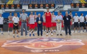 Scariolo, Garbajosa, Juan Carlos Navarro, Imbroda, Pau Gasol, Miranda y Almansa posaron juntos ante los medios de comunicación