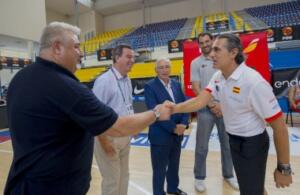 Javier Almansa saludando al seleccionador nacional, Sergio Scariolo