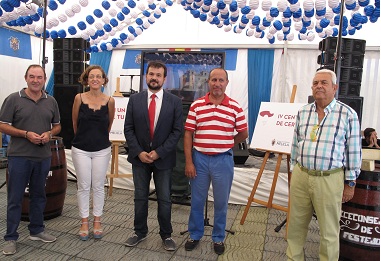 José Luis García, (primero dcha) en la caseta de las casas regionales de la Feria de Melilla 2016