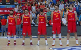 Los jugadores de España guardando, en Melilla, un respetuoso minuto de silencio
