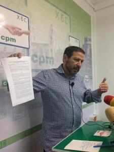 El presidente de CPM, Mustafa Aberchán, mostrando a los medios el recurso presentado