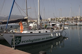 El velero “Diosa Maat” está atracado en el puerto deportivo