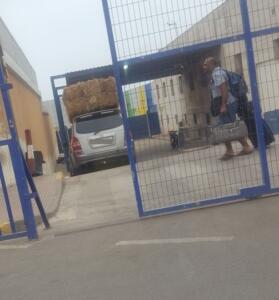 Un vehículo retenido en la frontera con heno en su techo